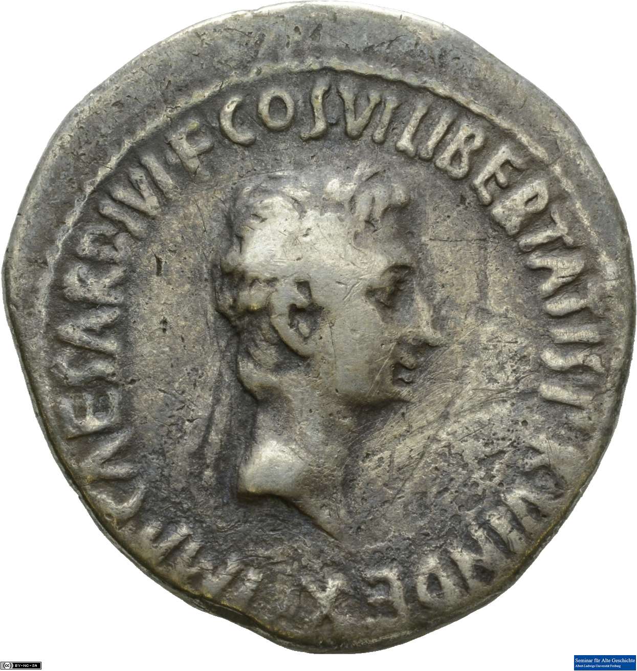 IMP(erator) CAESAR DIVI F(ilius) CO(n)S(ul) VI LIBERTATIS P(populi) R(omani) VINDEX (Avers)