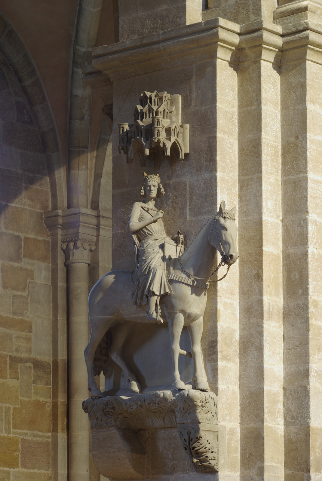erste Hälfte des 13. Jahrhunderts, Sandstein, im Innenraum des Bamberger Doms.<br>
Quelle: <a href="https://commons.wikimedia.org/wiki/File:Bamberger_Reiter_BW_2.JPG">User:Berthold Werner / Wikimedia Commons</a>
<br>Lizenz: Public Domain
