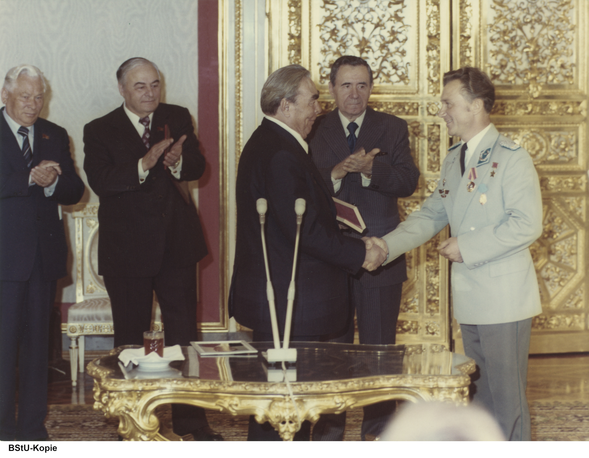 Sigmund Jähn erhält kurz nach der Landung aus dem All den Orden „Held der Sowjetunion“ von Leonid Breschnew, Generalsekretär der KPdSU, im Kreml