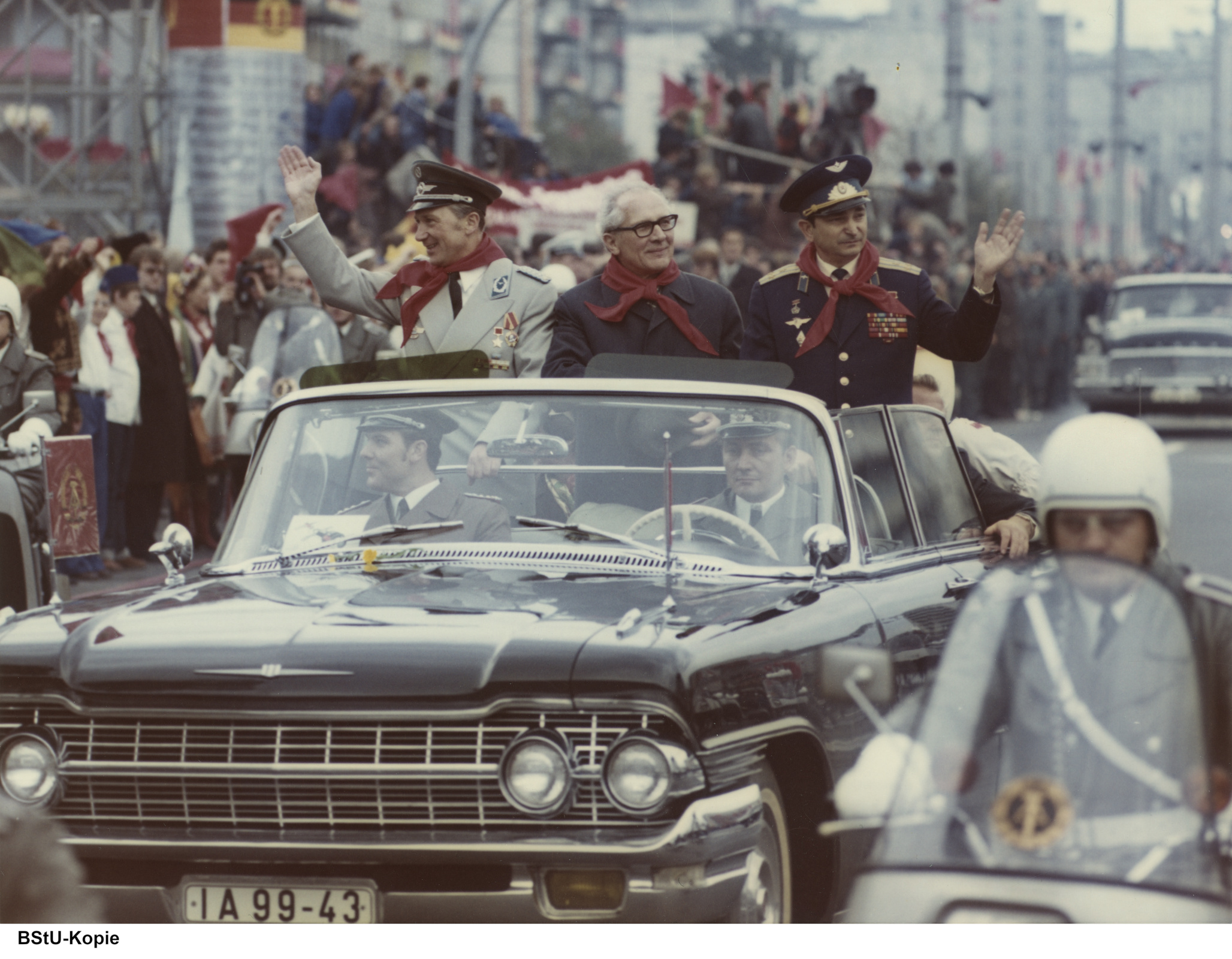 Sigmund Jähn (l.) mit seinem Kommandanten, dem sowjetischen Kosmonauten Waleri Bykowski (r.) und Erich Honecker bei der Willkommensparade in Berlin nach ihrem Raumflug.