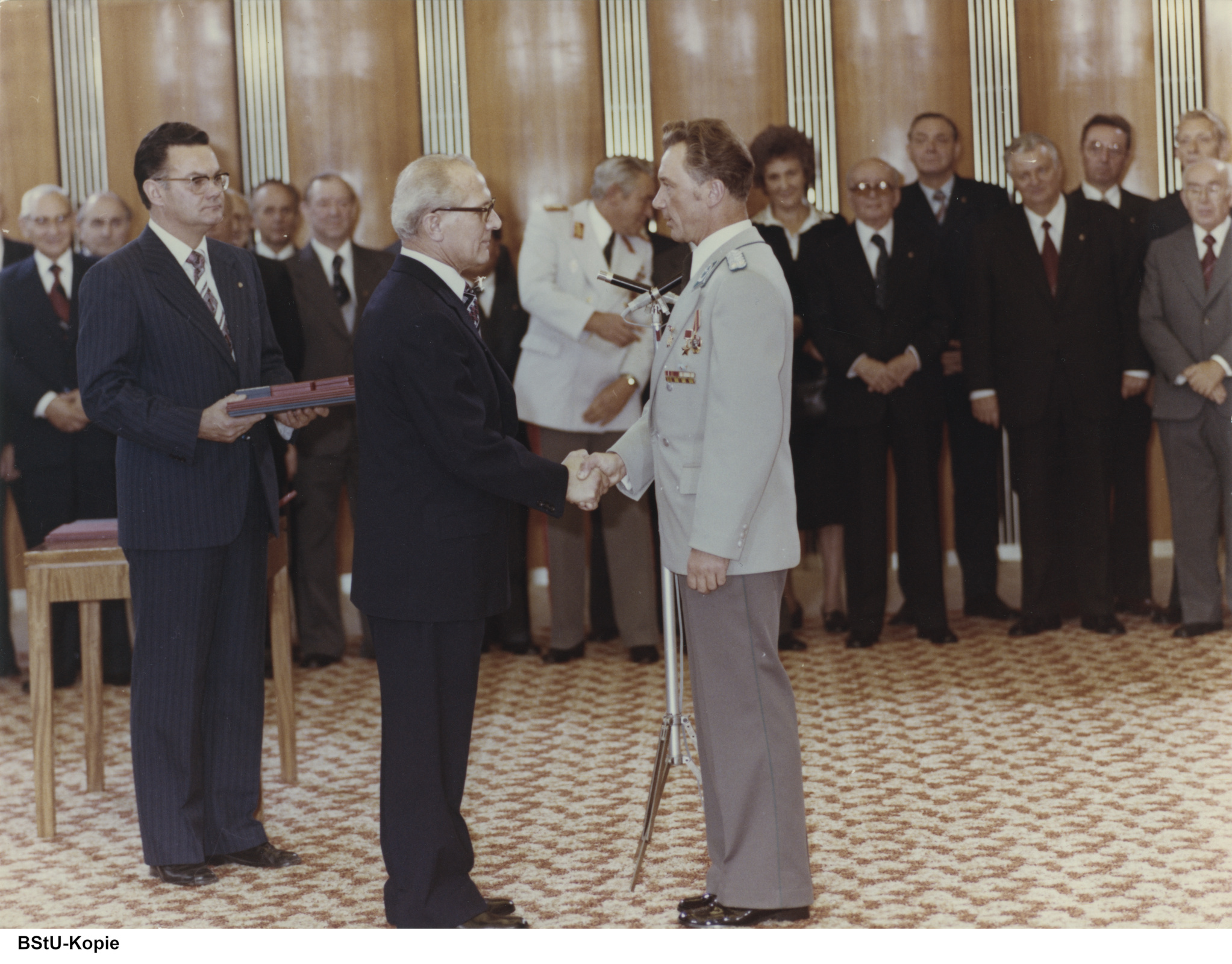 Erich Honecker gratuliert Sigmund Jähn in Berlin zum erfolgreichen Kosmosflug. Kurz darauf zeichnet er ihn mit dem Orden „Held der DDR“ aus.