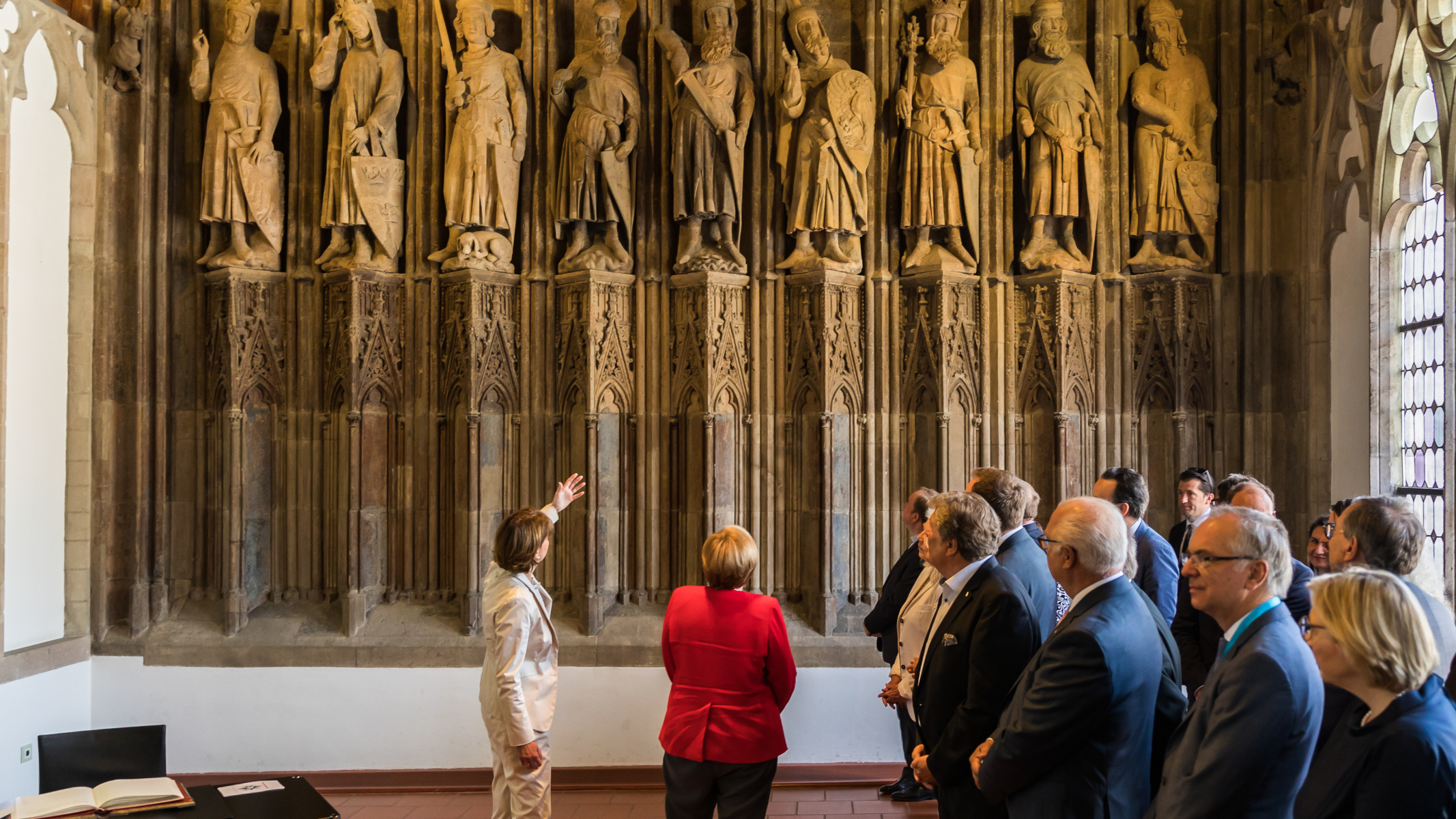 Bundeskanzlerin Angela Merkel besichtigt die „Neun Guten Helden“